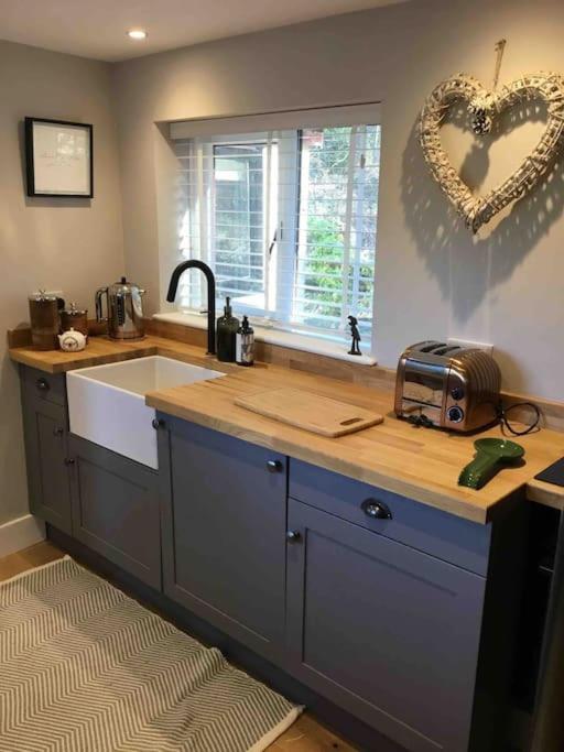 Cute Cottage. Wood Burner. Amazing Views Holiday home